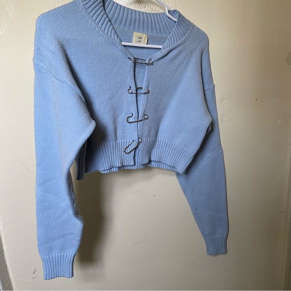 Light blue sweater with silver pins - Picture 5 of 5
